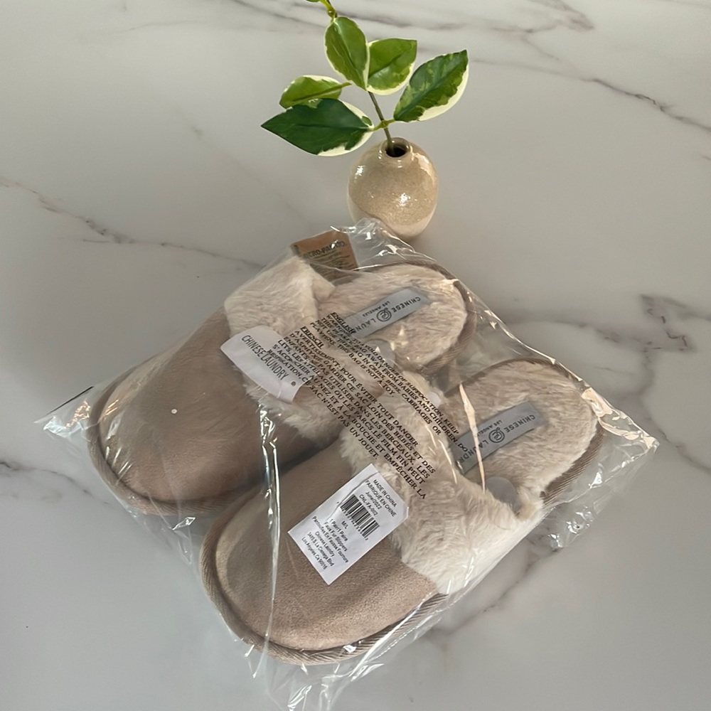 NWT Chinese Laundry Faux Fur Slippers- Holiday Giftable - Picture 2 of 7